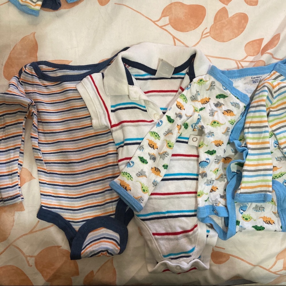 Bundle Of baby clothes 0-3Months